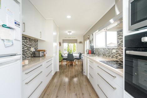 Photo of property in 17 Hilton Grove, Kelvin Grove, Palmerston North, 4414