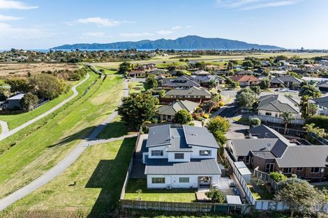 Photo of property in 61 Quadrant Heights, Paraparaumu, 5032