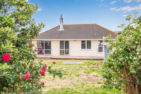 Photo of property in 25 Matahourua Crescent, Cannons Creek, Porirua, 5024