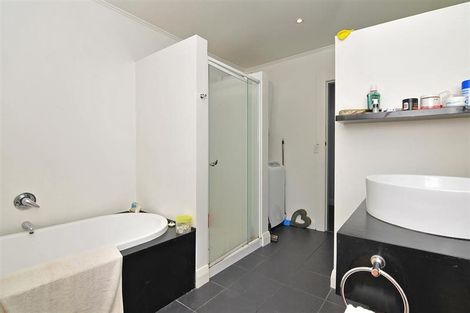 Photo of property in 1-3/100 Overtoun Terrace, Hataitai, Wellington, 6021
