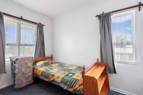 Photo of property in 34 Hobsonville Road, West Harbour, Auckland, 0618