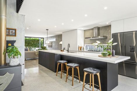 Photo of property in 81 Queen Street, Northcote Point, Auckland, 0627
