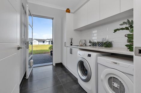 Photo of property in 13 Waitemata Drive, One Tree Point, 0118