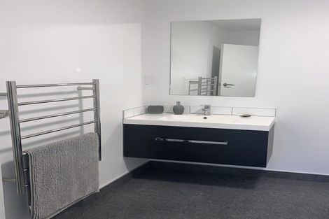 Photo of property in 111 Pupuke Road, Northcote, Auckland, 0627