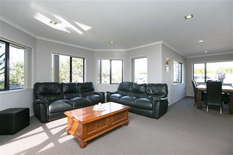 Photo of property in 21 Montrose Place, Highlands Park, New Plymouth, 4312
