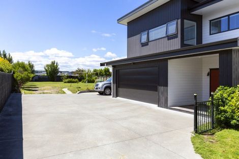 Photo of property in 14 Pukenamu Road, Rainbow Point, Taupo, 3330