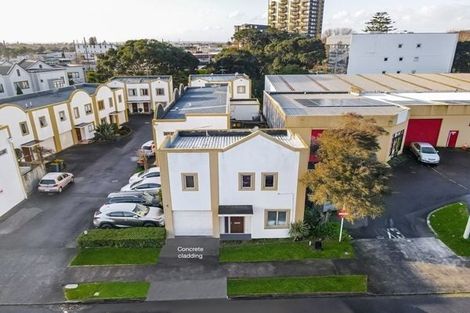 Photo of property in Emery Gardens, 1/4 Ambrico Place, New Lynn, Auckland, 0600
