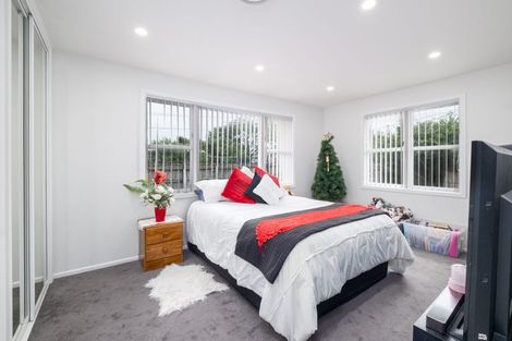 Photo of property in 11 Ingleby Place, Kelston, Auckland, 0602
