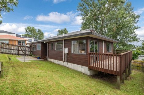 Photo of property in 2/18 Altair Place, Windsor Park, Auckland, 0632