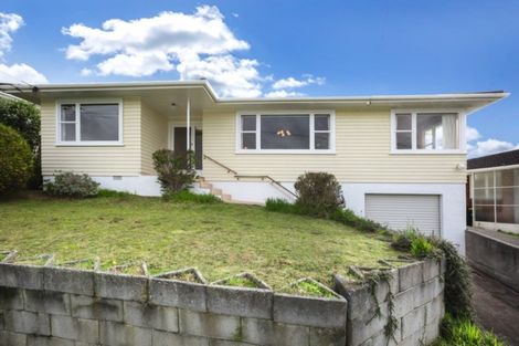 Photo of property in 39 Saint Johns Terrace, Tawa, Wellington, 5028