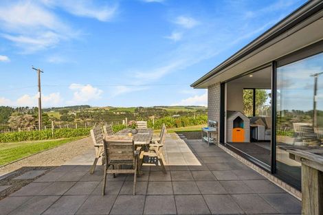 Photo of property in 2712 South Head Road, South Head, Helensville, 0874