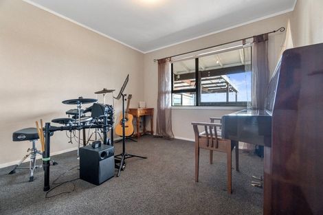 Photo of property in 16 Hawke Place, Pukekohe, 2120