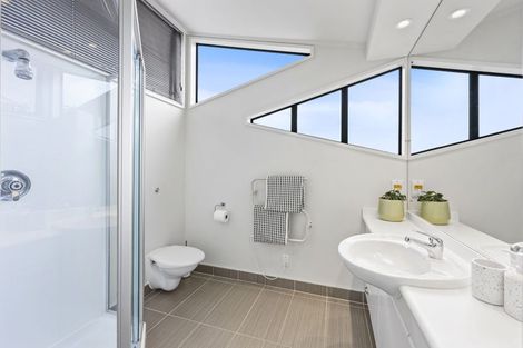 Photo of property in 16 Oakpark Place, West Harbour, Auckland, 0618