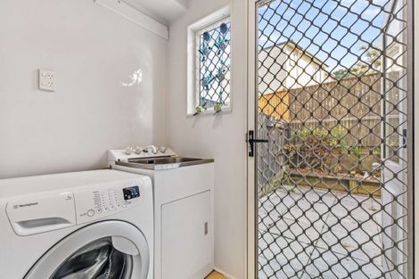 Photo of property in 8 Verdale Circle, Glen Eden, Auckland, 0602