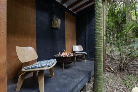 Photo of property in 33 Glenesk Road, Piha, New Lynn, 0772