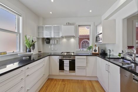 Photo of property in Inverleith Apartments, 3/306 Oriental Parade, Oriental Bay, Wellington, 6011