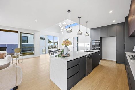 Photo of property in 40a The Esplanade, Eastern Beach, Auckland, 2012