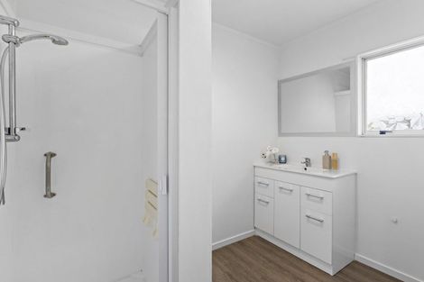 Photo of property in 142a Newlands Road, Newlands, Wellington, 6037