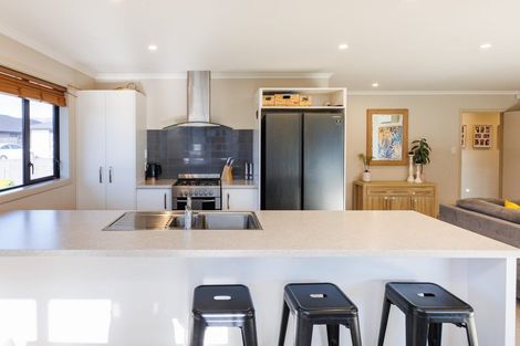 Photo of property in 34 Cyprus Place, Fitzherbert, Palmerston North, 4410