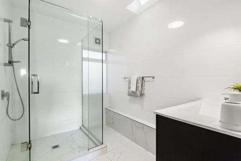 Photo of property in 1/20a Hauraki Road, Hauraki, Auckland, 0622