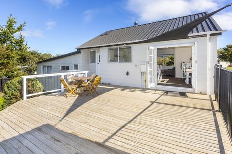 Photo of property in 15 Edelweiss Grove, Timberlea, Upper Hutt, 5018