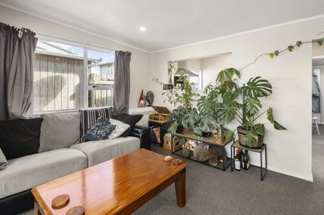 Photo of property in 5 Arahanga Grove, Maupuia, Wellington, 6022