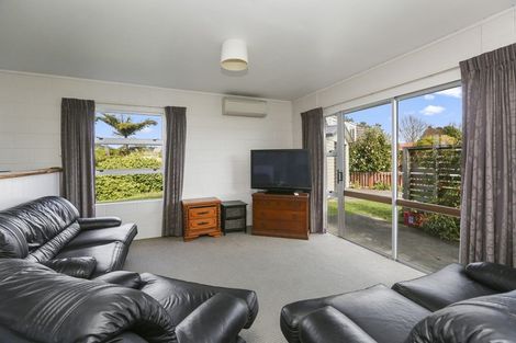 Photo of property in 12 Warren Place, Frankleigh Park, New Plymouth, 4310