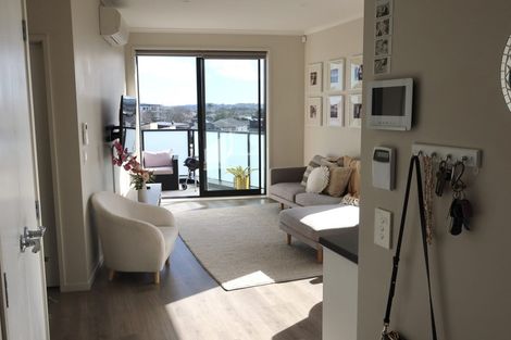 Photo of property in 3/22 Kerewhenua Crescent, Hobsonville, 0616