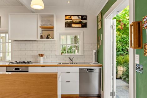 Photo of property in 4 Manuka Terrace, Eastbourne, Lower Hutt, 5013