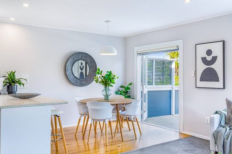 Photo of property in 17 Castaing Crescent, Te Atatu South, Auckland, 0610