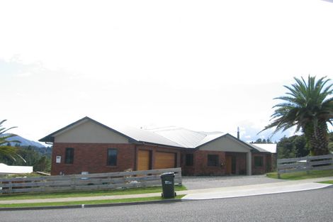 Photo of property in 23 Mount Marua Way, Timberlea, Upper Hutt, 5018