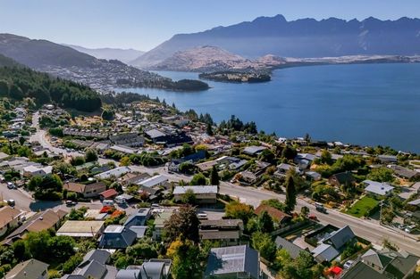 Photo of property in 6 Wynyard Crescent, Fernhill, Queenstown, 9300