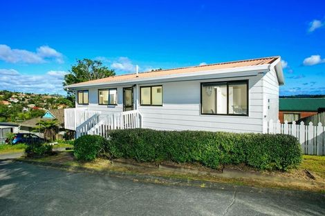 Photo of property in 2/17 Grenadine Place, Unsworth Heights, Auckland, 0632
