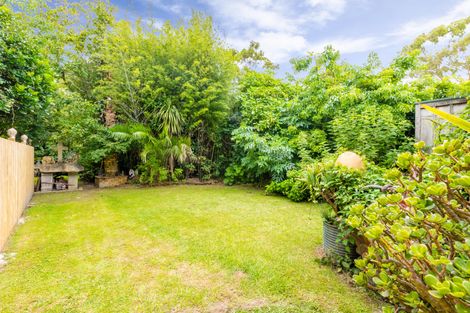 Photo of property in 2 Kaponga Crescent, New Lynn, Auckland, 0600