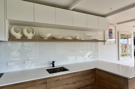 Photo of property in 15 Piha Road, Piha, New Lynn, 0772