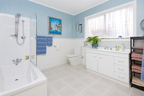 Photo of property in 9 Walpole Avenue, Hillpark, Auckland, 2102