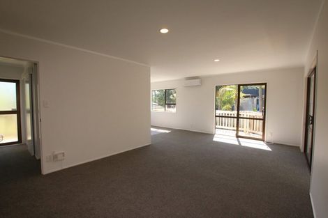 Photo of property in 2/13 Montclair Rise, Browns Bay, Auckland, 0630