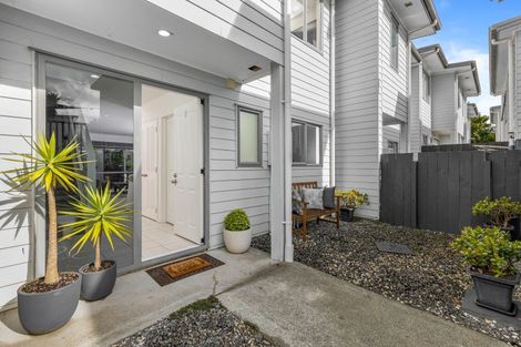 Photo of property in 27/3 Hulme Place, Henderson, Auckland, 0612