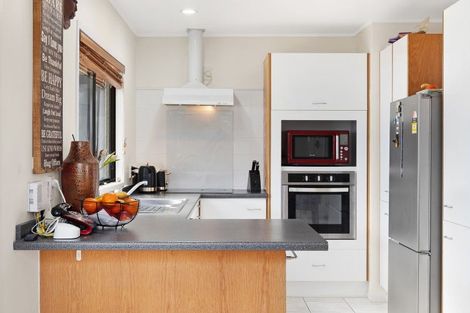 Photo of property in 2/55 Aviemore Drive, Highland Park, Auckland, 2010