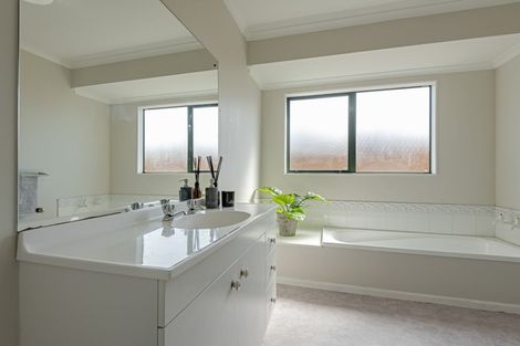 Photo of property in 40 Royal Oak Drive, Kelvin Grove, Palmerston North, 4414