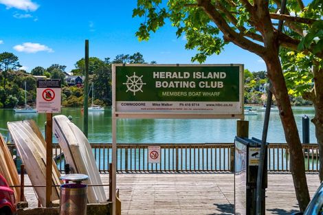 Photo of property in 38 The Terrace, Herald Island, Auckland, 0618