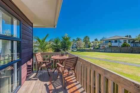 Photo of property in 2/1 Bass Street, West Harbour, Auckland, 0618