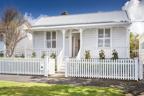 Photo of property in 27 William Bond Street, Stanley Point, Auckland, 0624