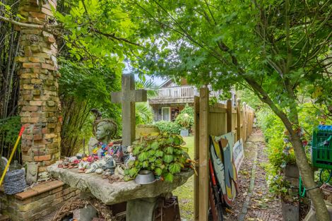 Photo of property in 2 Kaponga Crescent, New Lynn, Auckland, 0600