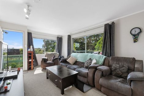 Photo of property in 2/8 Glenvale Place, Totara Vale, Auckland, 0629