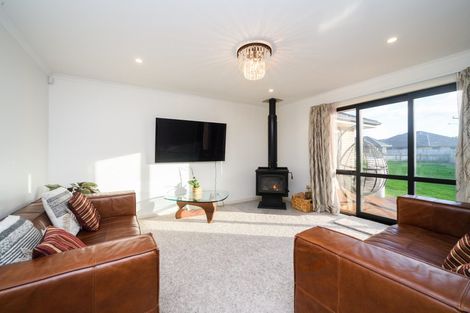 Photo of property in 19 Monaco Grove, Fitzherbert, Palmerston North, 4410