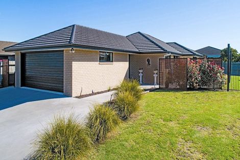 Photo of property in 16 Roto View, One Tree Point, 0118