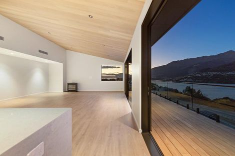 Photo of property in 6 Red Deer Rise, Kelvin Heights, Queenstown, 9300