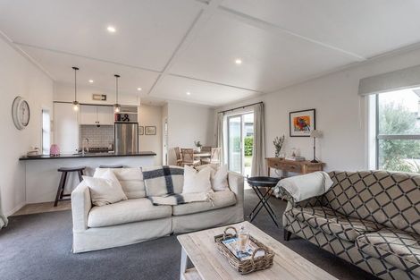 Photo of property in 6 Olliver Grove, Waikanae Beach, Waikanae, 5036