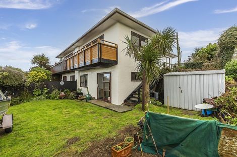 Photo of property in 40a Somes Crescent, Newlands, Wellington, 6037